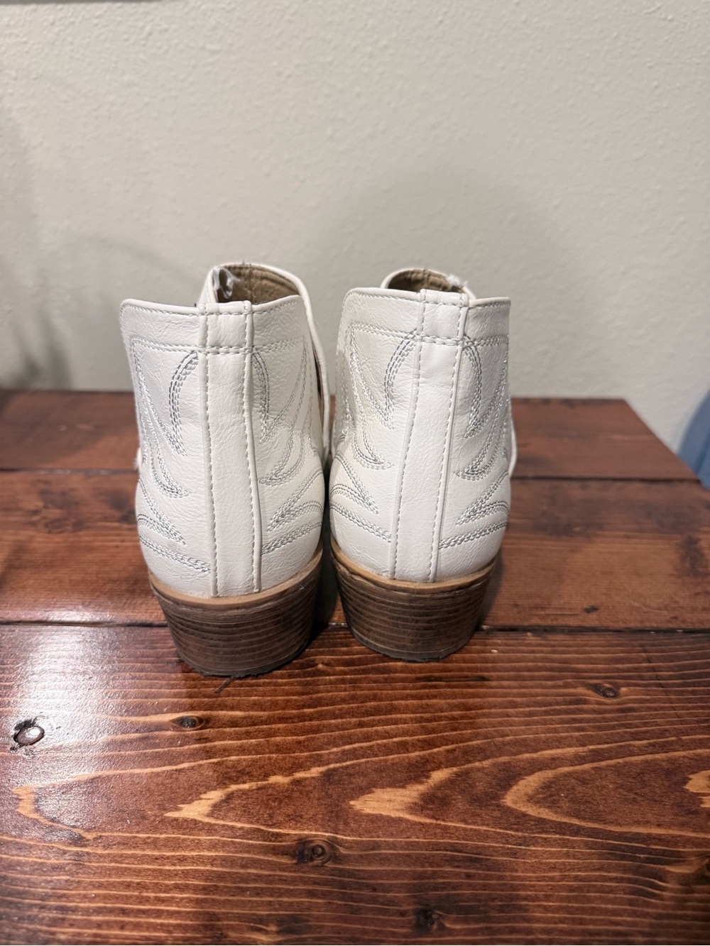 Roper White Western Embroidered Ankle Booties - Picture 3 of 6